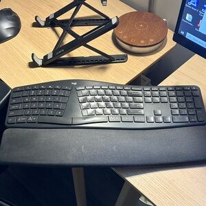 Logitech Black Wireless Keyboard with Wrist Rest ERGO K860